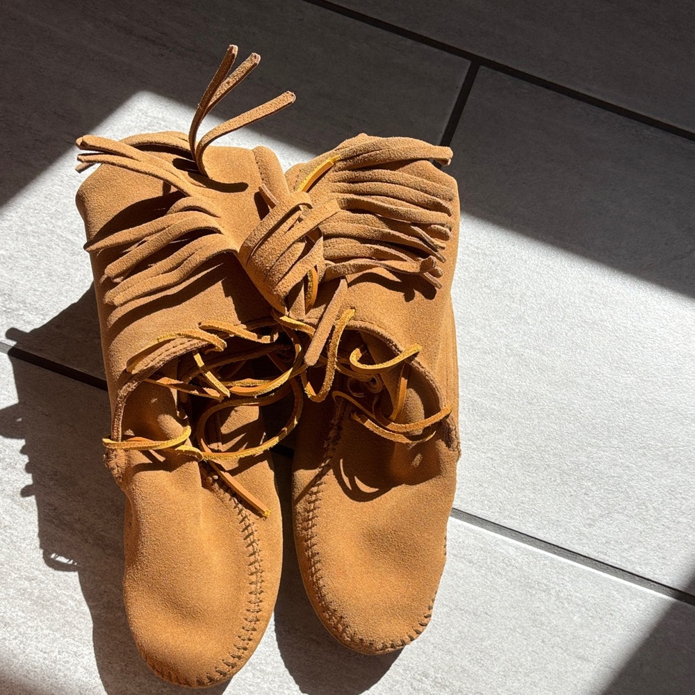 NWOT Minnetonka Fringe Moccasin Ankle Boots in Camel
